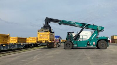 Container-Stapler lädt Container auf einen LKW