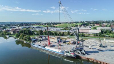Binnenschiff am Kai mit Kränen