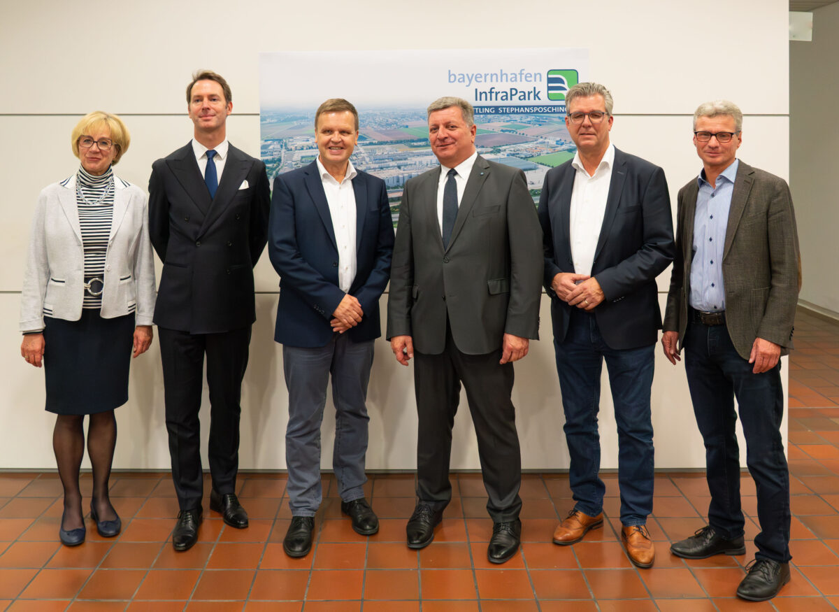 Phorograph of (from left to right): Mayor of Stephansposching Jutta Staudinger – Gunnar Eberhardt, Executive Vice President, UPM Communication Papers – Joachim Zimmermann, CEO bayernhafen – Bavaria’s Minister of Construction and Transport Christian Bernreiter – Mayor of Plattling Hans Schmalhofer – Regional Administrator Bernd Sibler.