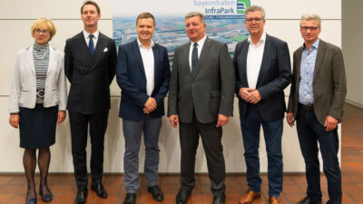 Phorograph of (from left to right): Mayor of Stephansposching Jutta Staudinger – Gunnar Eberhardt, Executive Vice President, UPM Communication Papers – Joachim Zimmermann, CEO bayernhafen – Bavaria’s Minister of Construction and Transport Christian Bernreiter – Mayor of Plattling Hans Schmalhofer – Regional Administrator Bernd Sibler.
