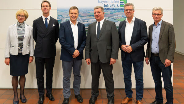 Phorograph of (from left to right): Mayor of Stephansposching Jutta Staudinger – Gunnar Eberhardt, Executive Vice President, UPM Communication Papers – Joachim Zimmermann, CEO bayernhafen – Bavaria’s Minister of Construction and Transport Christian Bernreiter – Mayor of Plattling Hans Schmalhofer – Regional Administrator Bernd Sibler.